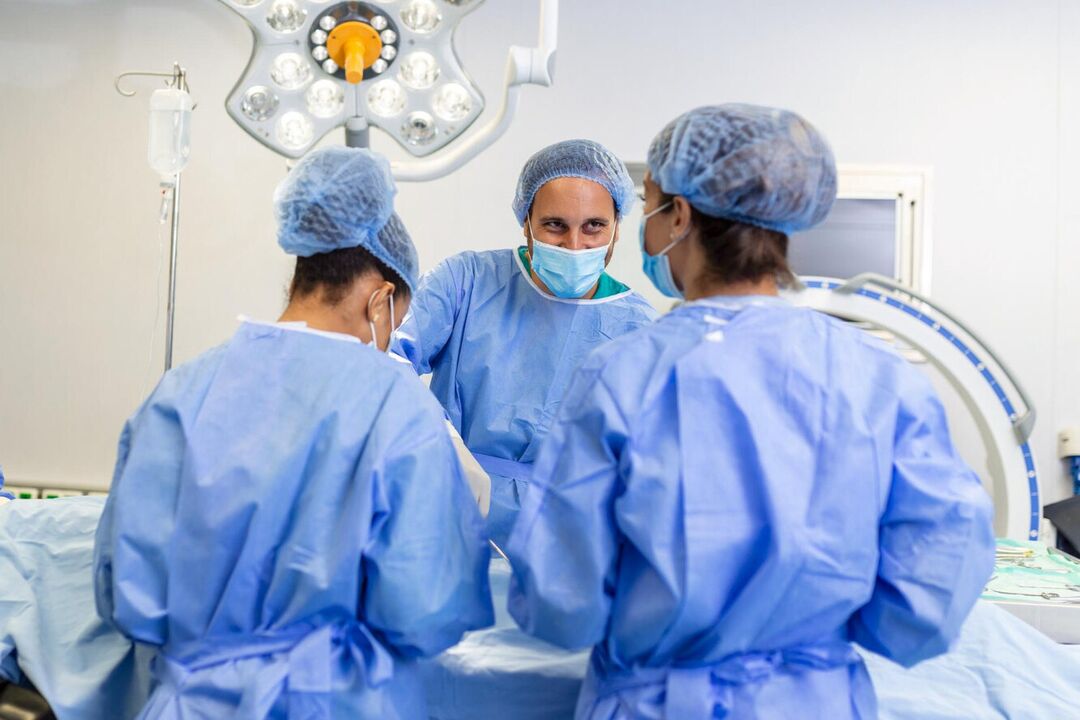 جراحان پلاستیک جراحی را برای بزرگ کردن آلت تناسلی مردان انجام می دهند